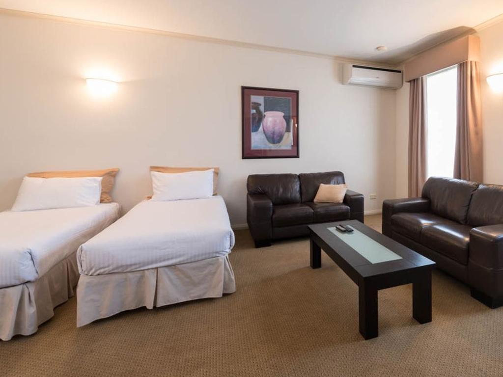 Beau Monde International Hotel Doncaster East Екстериор снимка